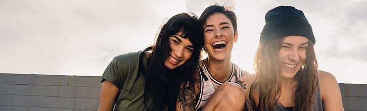 Drei junge Frauen, die gemeinsam Spaß haben