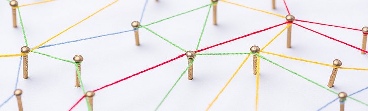 Verschiedene Nadelköpfe wurden mit bunten Bändern verbunden