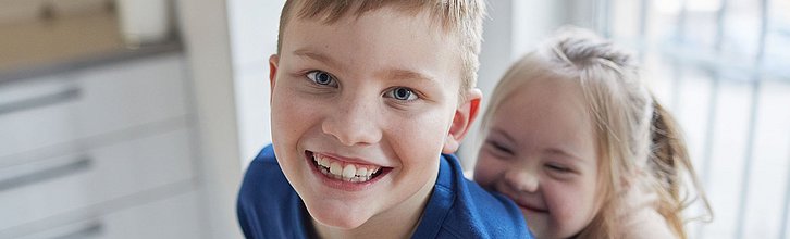 Zwei lachende Kinder